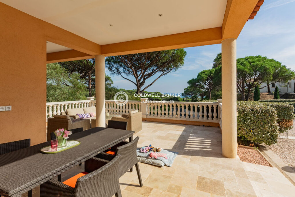 Maison vue mer à 1 km des plages – 6 pièces – 4 chambres – 250.00 m²