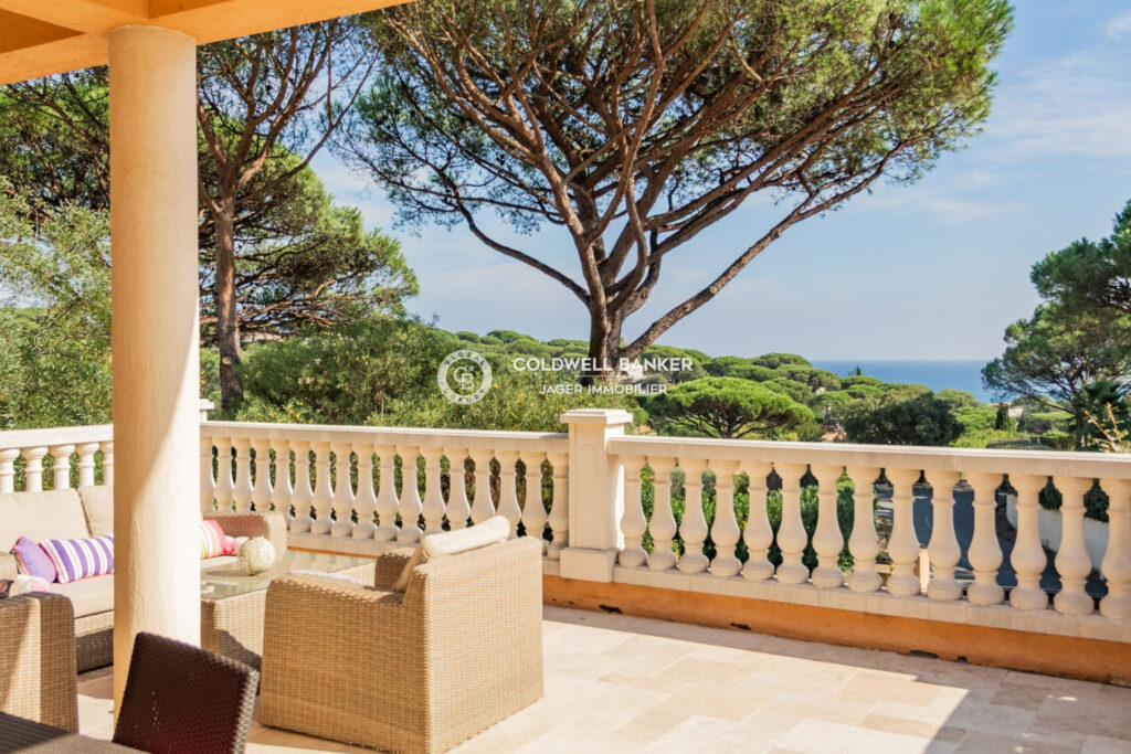 Maison vue mer à 1 km des plages – 6 pièces – 4 chambres – 250.00 m²