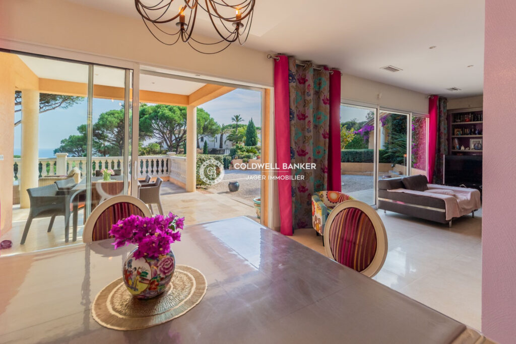 Maison vue mer à 1 km des plages – 6 pièces – 4 chambres – 250.00 m²