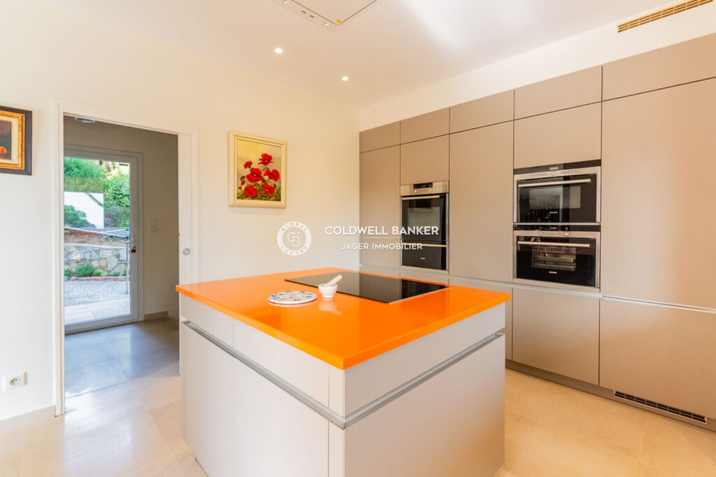 Maison vue mer à 1 km des plages – 6 pièces – 4 chambres – 250.00 m²