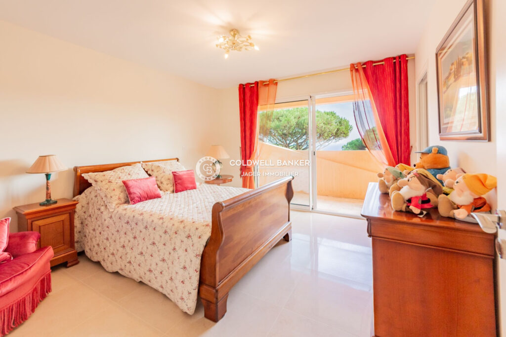 Maison vue mer à 1 km des plages – 6 pièces – 4 chambres – 250.00 m²