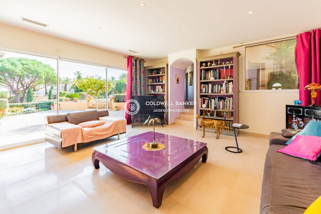 Maison vue mer à 1 km des plages – 6 pièces – 4 chambres – 250.00 m²