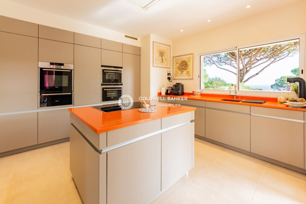 Maison vue mer à 1 km des plages – 6 pièces – 4 chambres – 250.00 m²