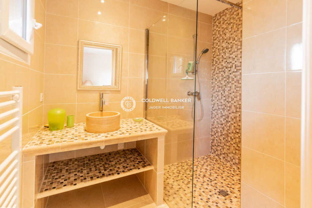 Maison vue mer à 1 km des plages – 6 pièces – 4 chambres – 250.00 m²