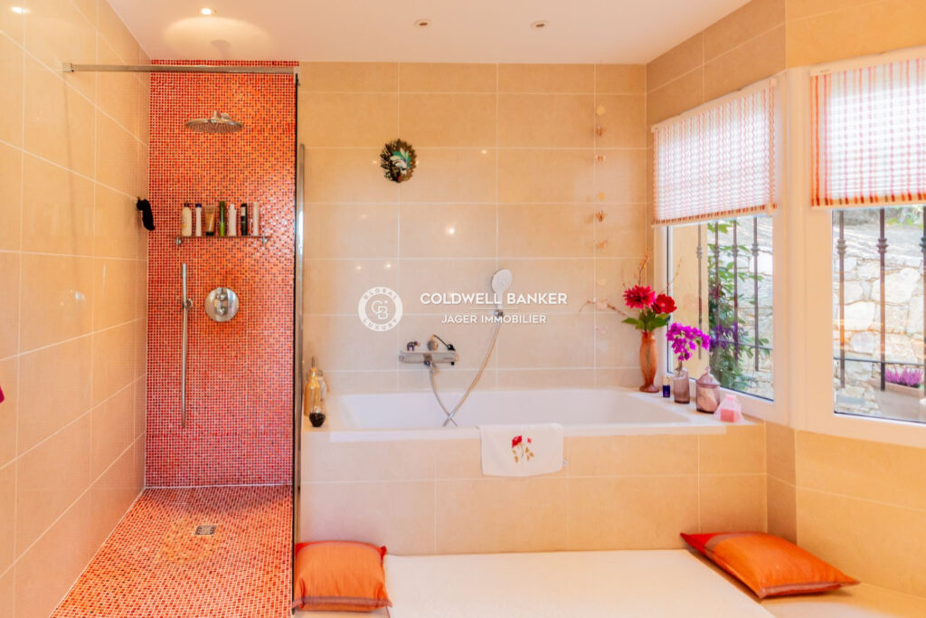 Maison vue mer à 1 km des plages – 6 pièces – 4 chambres – 250.00 m²