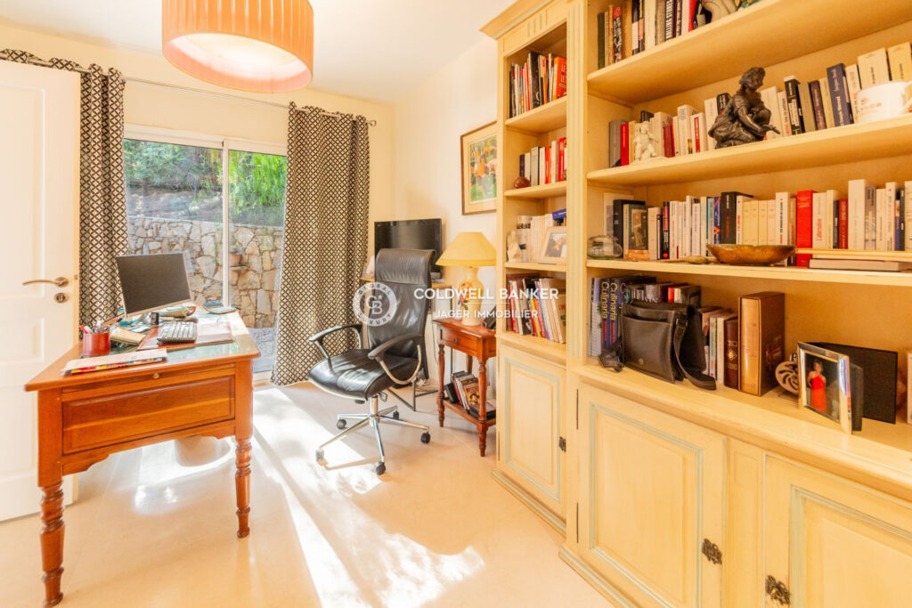 Maison vue mer à 1 km des plages – 6 pièces – 4 chambres – 250.00 m²
