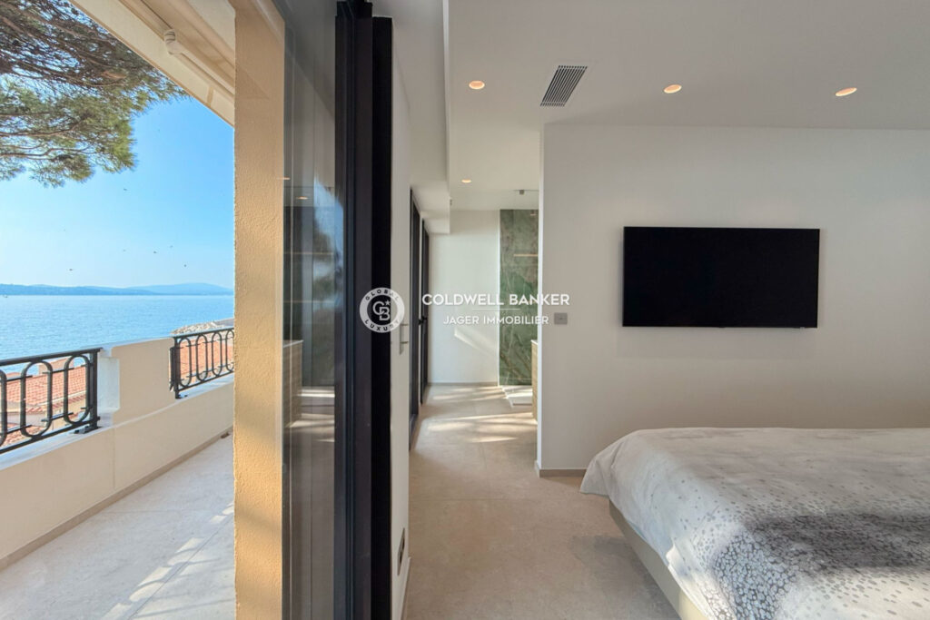 En exclusivité – Duplex d’exception face à la mer avec cave et – 3 pièces – 2 chambres – 90.28 m²