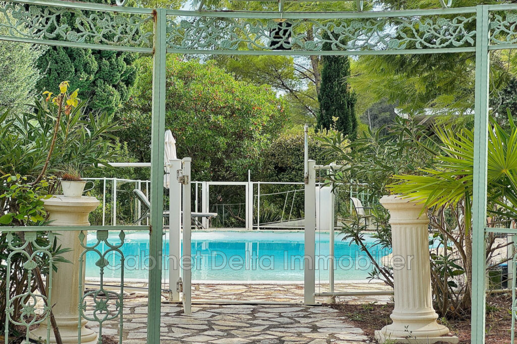 Maison dns la Campagne du Castellet – 6 pièces – 5 chambres – 200.00 m²