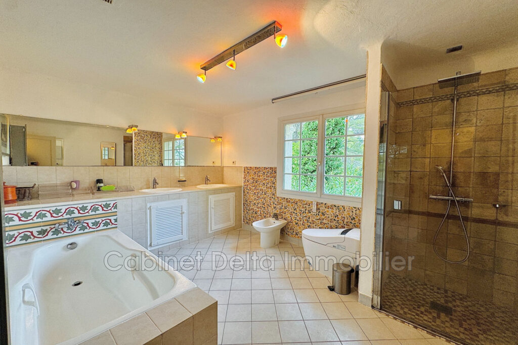 Maison dns la Campagne du Castellet – 6 pièces – 5 chambres – 200.00 m²