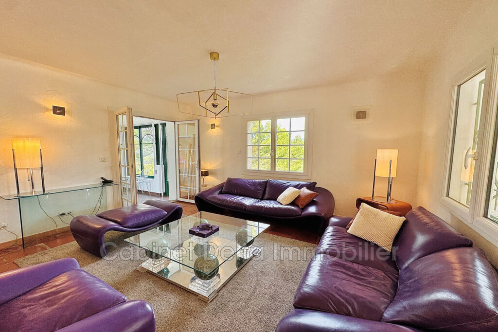Maison dns la Campagne du Castellet – 6 pièces – 5 chambres – 200.00 m²