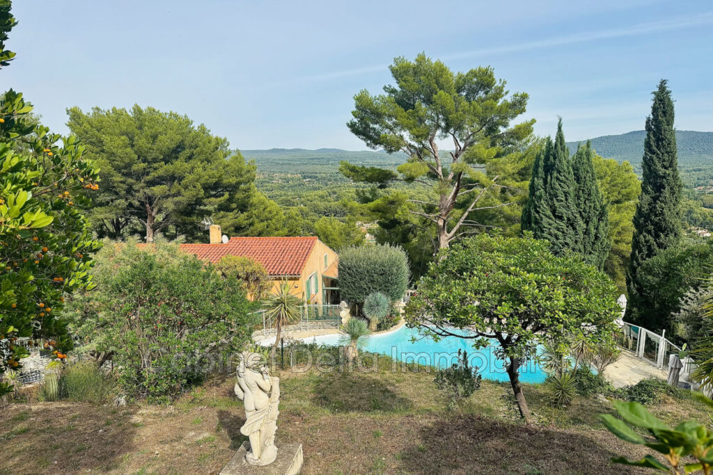 Maison dns la Campagne du Castellet – 6 pièces – 5 chambres – 200.00 m²