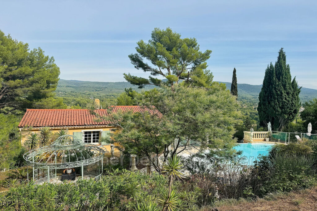 Maison dns la Campagne du Castellet – 6 pièces – 5 chambres – 200.00 m²