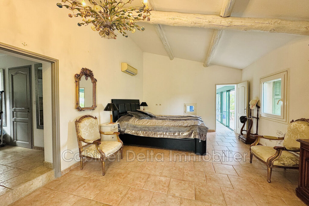 Maison dns la Campagne du Castellet – 6 pièces – 5 chambres – 200.00 m²