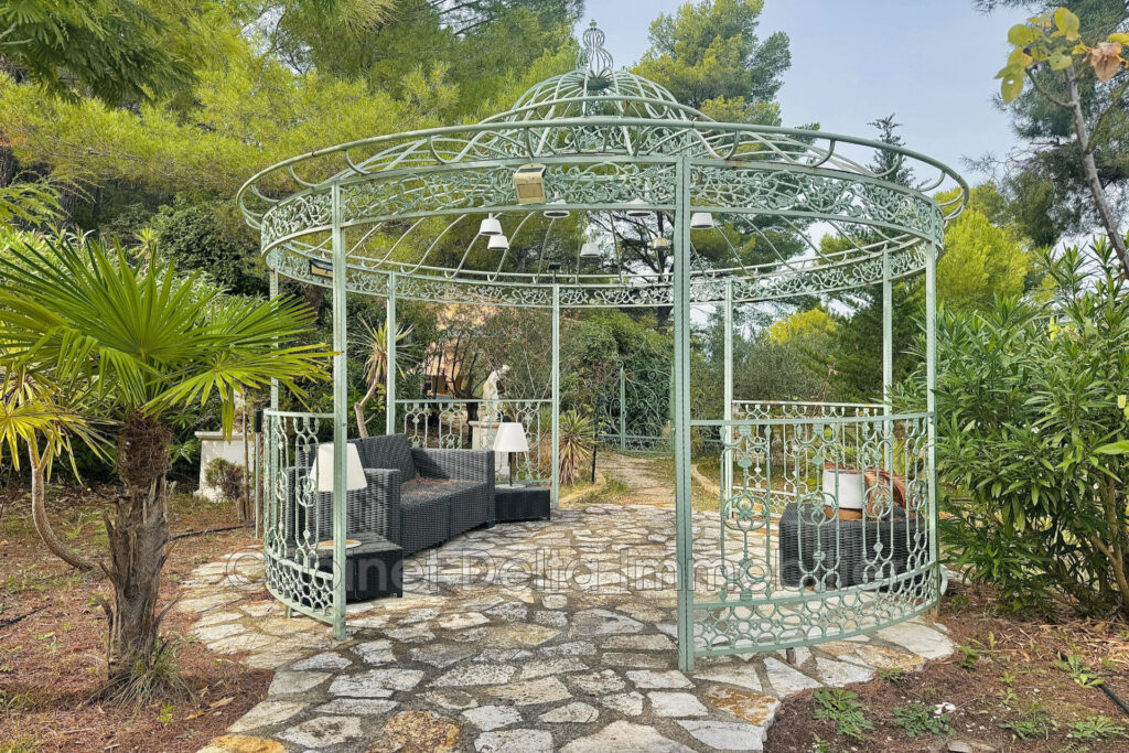 Maison dns la Campagne du Castellet – 6 pièces – 5 chambres – 200.00 m²