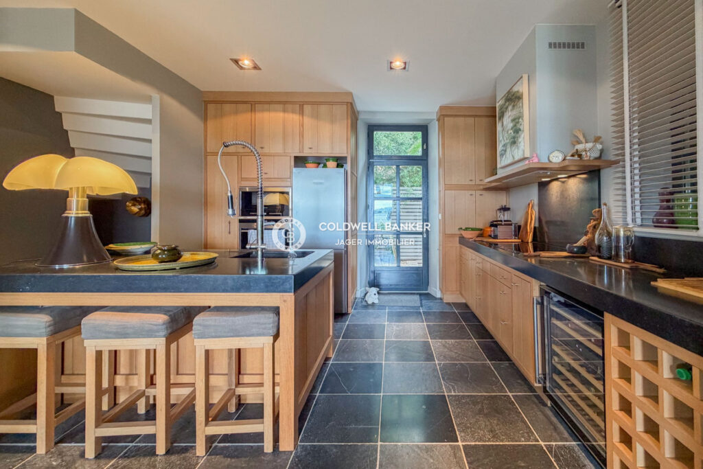 vente maison – NR pièces – 3 chambres – 200.00 m²