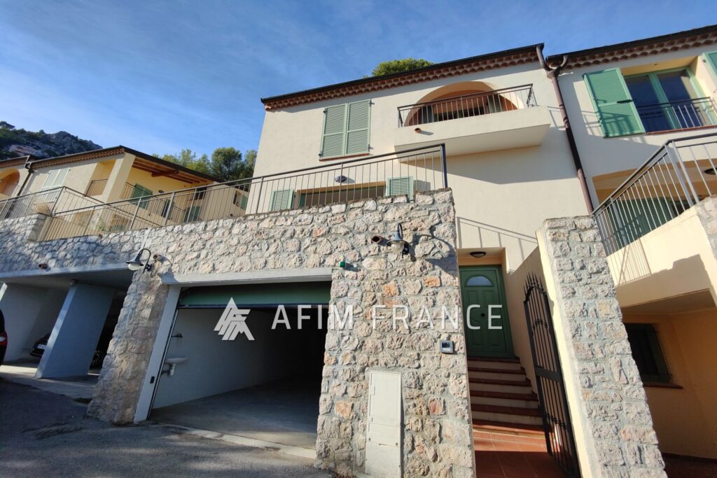 Jolie maison mitoyenne à Èze bord de mer, magnifique vue mer e – 4 pièces – 3 chambres – 93.64 m²