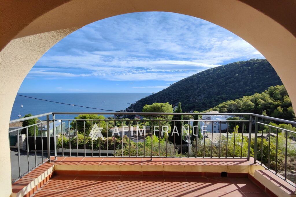 Jolie maison mitoyenne à Èze bord de mer, magnifique vue mer e – 4 pièces – 3 chambres – 93.64 m²