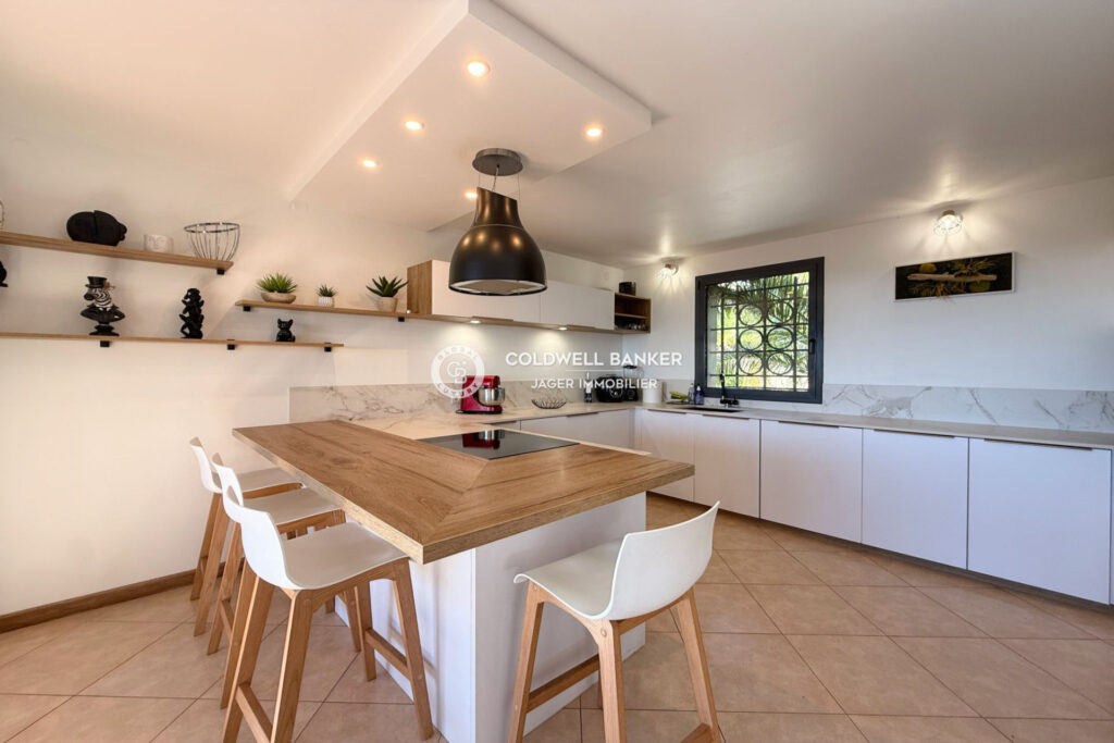 Superbe villa 6 chambres avec vue panoramique mer et collines  – 8 pièces – 6 chambres – 249.00 m²