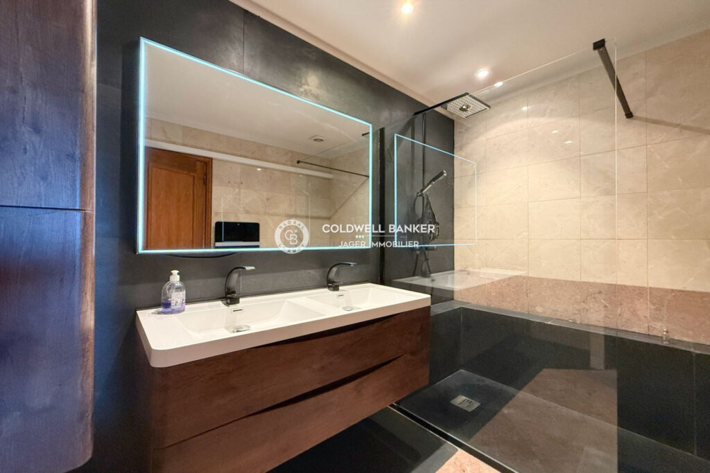 Superbe villa 6 chambres avec vue panoramique mer et collines  – 8 pièces – 6 chambres – 249.00 m²