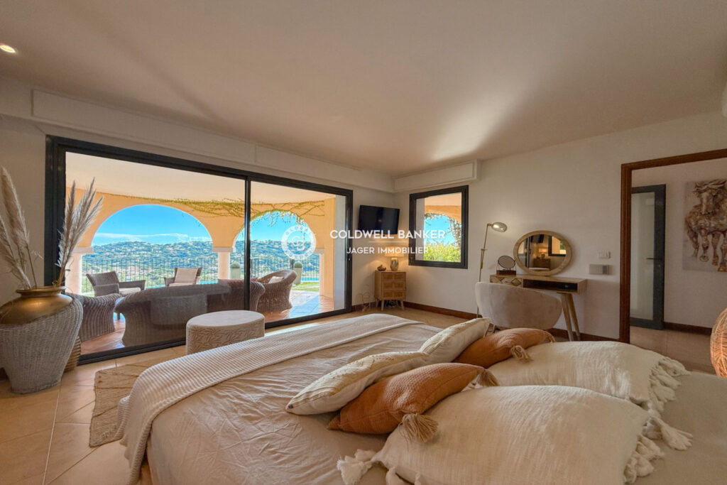 Superbe villa 6 chambres avec vue panoramique mer et collines  – 8 pièces – 6 chambres – 249.00 m²