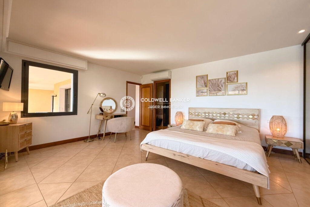 Superbe villa 6 chambres avec vue panoramique mer et collines  – 8 pièces – 6 chambres – 249.00 m²
