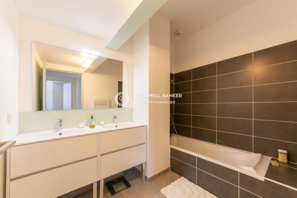 Appartement T4 dans une résidence sécurisée à pied de la plage – 4 pièces – 3 chambres – 99.00 m²
