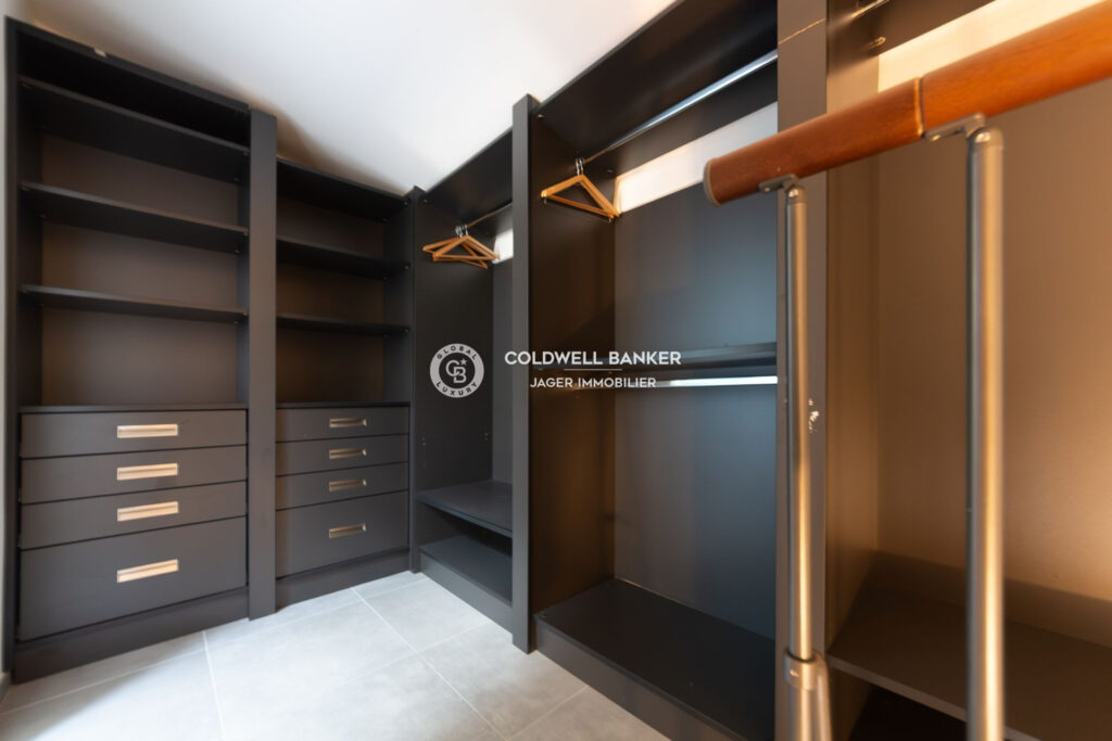 Appartement T4 dans une résidence sécurisée à pied de la plage – 4 pièces – 3 chambres – 99.00 m²