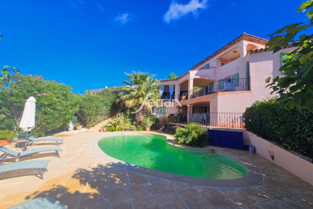 MAISON DE 214 M² EN EXCELLENT ETAT AVEC VUE DÉGAGÉE ET PISCINE – 7 pièces – 4 chambres – 214.00 m²