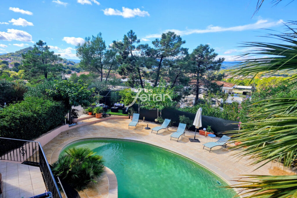 MAISON DE 214 M² EN EXCELLENT ETAT AVEC VUE DÉGAGÉE ET PISCINE – 7 pièces – 4 chambres – 214.00 m²