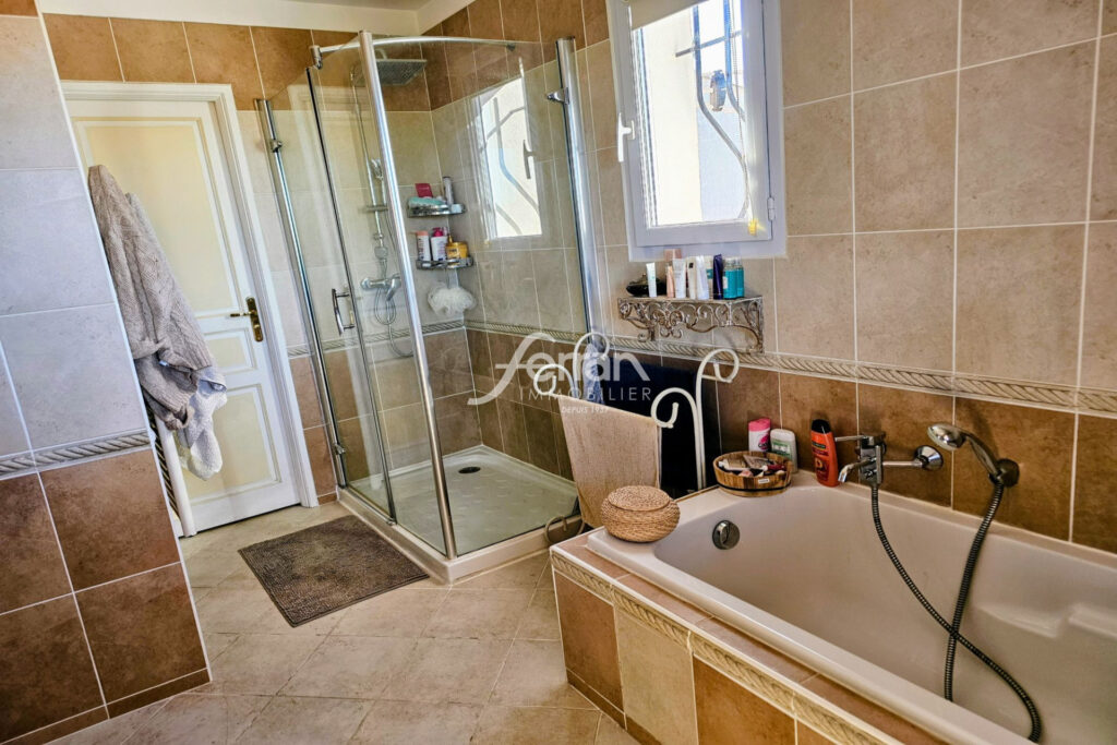 MAISON DE 214 M² EN EXCELLENT ETAT AVEC VUE DÉGAGÉE ET PISCINE – 7 pièces – 4 chambres – 214.00 m²