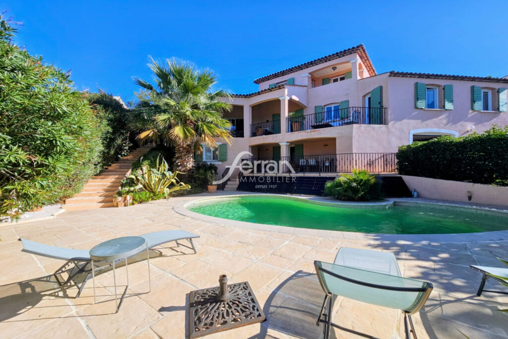 MAISON DE 214 M² EN EXCELLENT ETAT AVEC VUE DÉGAGÉE ET PISCINE – 7 pièces – 4 chambres – 214.00 m²