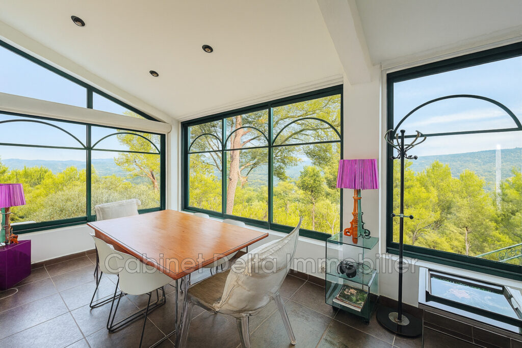 Maison dns la Campagne du Castellet – 6 pièces – 5 chambres – 200.00 m²