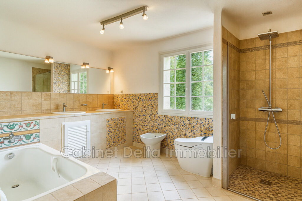 Maison dns la Campagne du Castellet – 6 pièces – 5 chambres – 200.00 m²