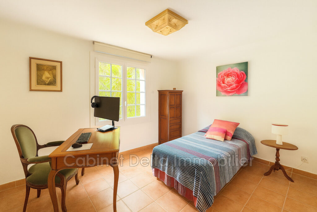 Maison dns la Campagne du Castellet – 6 pièces – 5 chambres – 200.00 m²