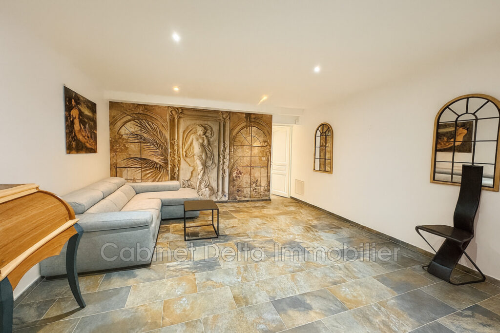 Maison dns la Campagne du Castellet – 6 pièces – 5 chambres – 200.00 m²