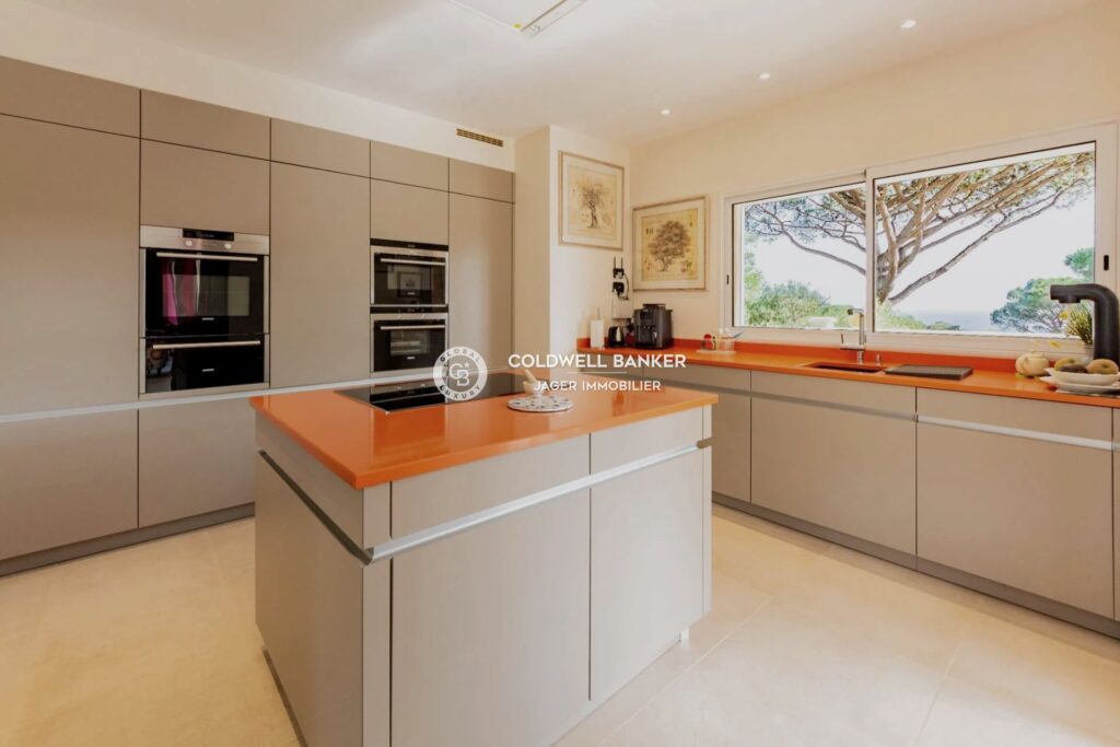 Maison vue mer à 1 km des plages – 6 pièces – 4 chambres – 250.00 m²