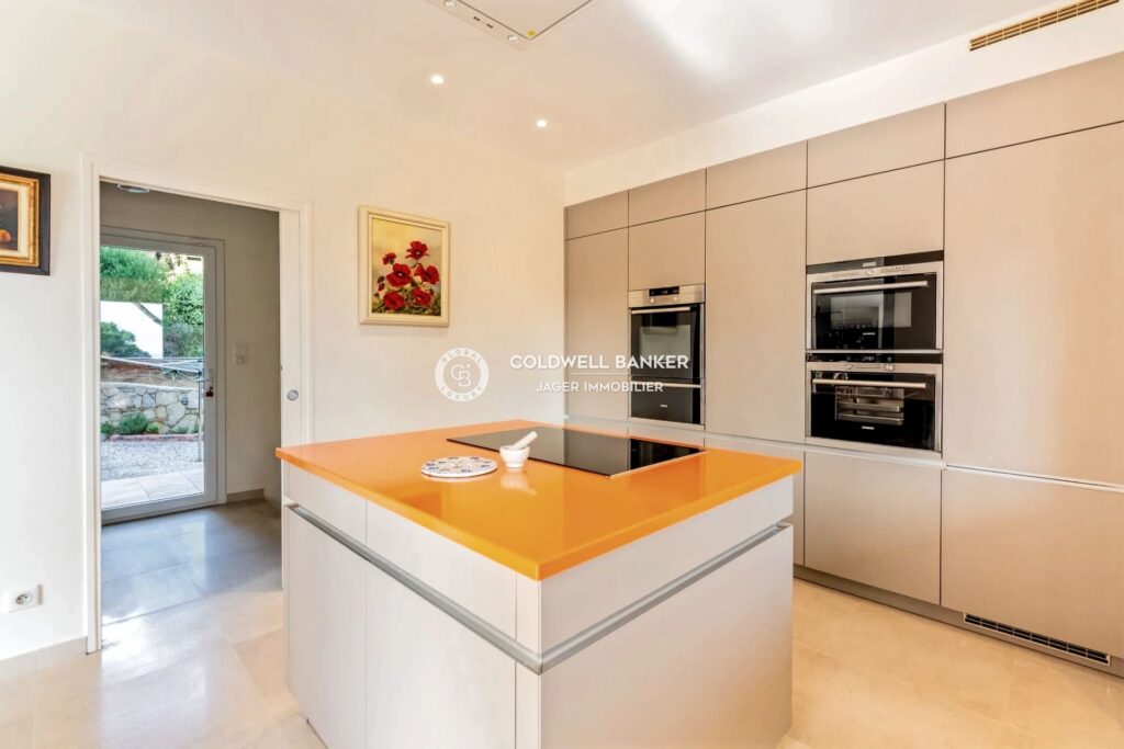 Maison vue mer à 1 km des plages – 6 pièces – 4 chambres – 250.00 m²