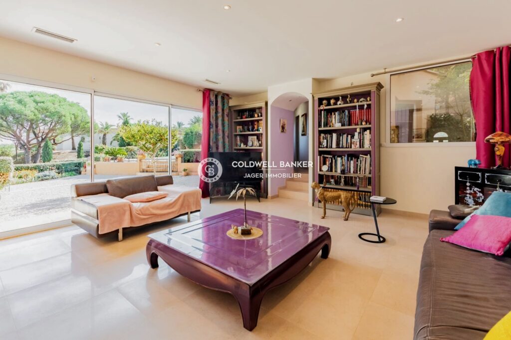 Maison vue mer à 1 km des plages – 6 pièces – 4 chambres – 250.00 m²