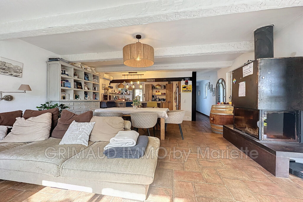 maison de hameau avec piscine  – 6 pièces – 3 chambres – 174.68 m²