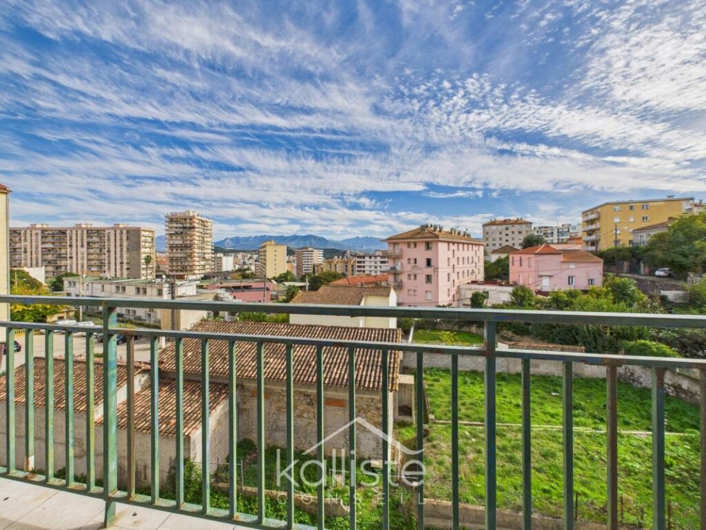 Ajaccio Loretto – Appartement 3 pièces traversant avec balcon et vue dégagée – 3 pièces – 2 chambres – 65 m²