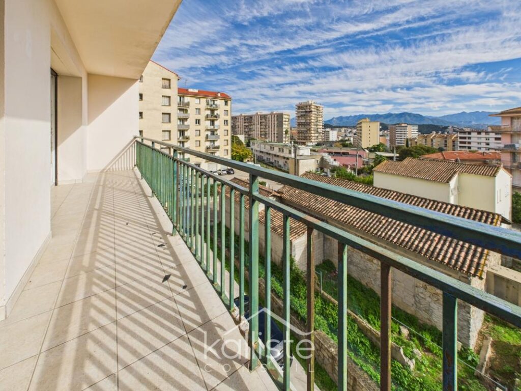 Ajaccio Loretto – Appartement 3 pièces traversant avec balcon et vue dégagée – 3 pièces – 2 chambres – 65 m²