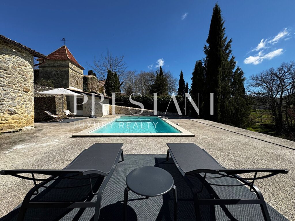 Maison – 7 pièces – 4 chambres – 280 m²