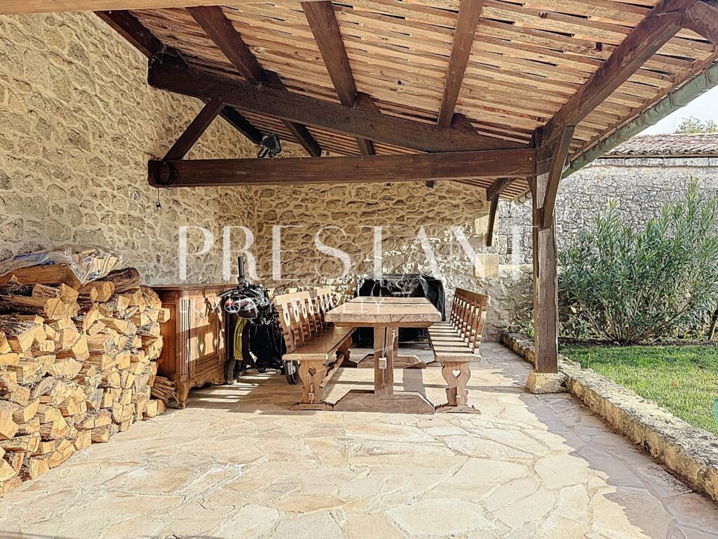 Maison – 7 pièces – 4 chambres – 280 m²