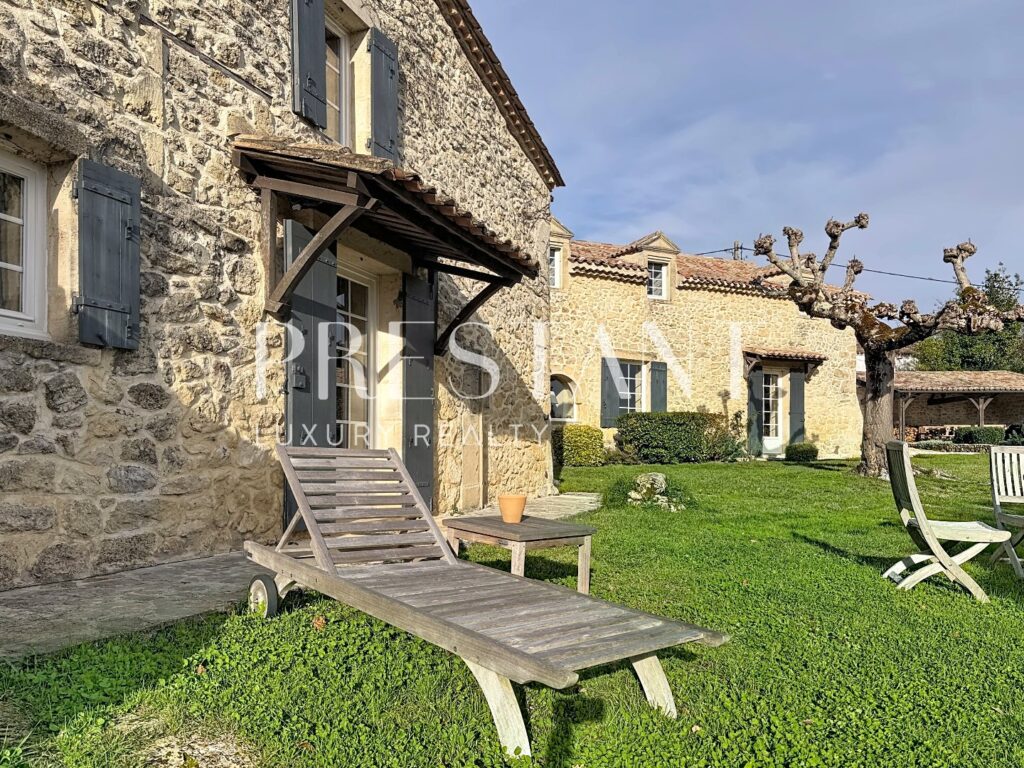 Maison – 7 pièces – 4 chambres – 280 m²