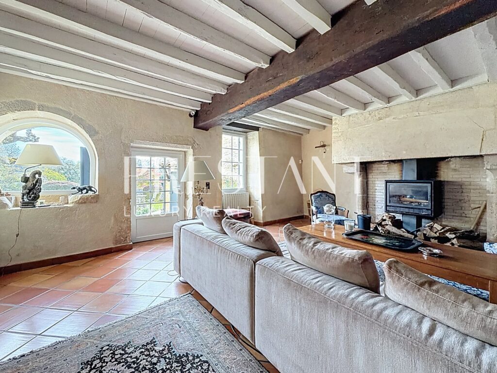 Maison – 7 pièces – 4 chambres – 280 m²