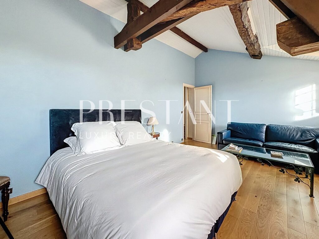 Maison – 7 pièces – 4 chambres – 280 m²