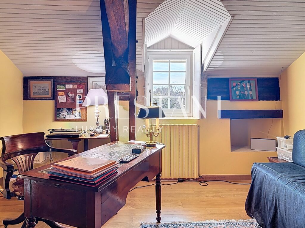 Maison – 7 pièces – 4 chambres – 280 m²