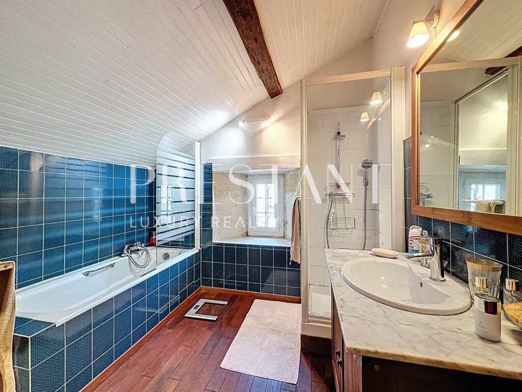 Maison – 7 pièces – 4 chambres – 280 m²