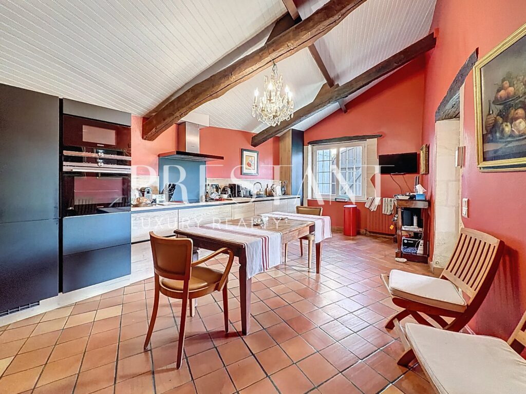 Maison – 7 pièces – 4 chambres – 280 m²