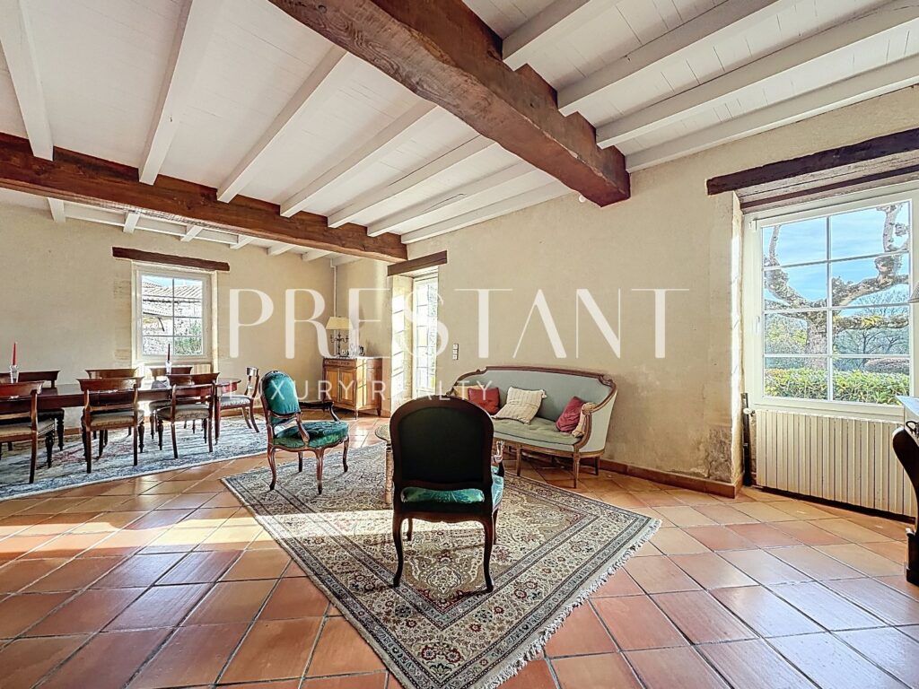 Maison – 7 pièces – 4 chambres – 280 m²